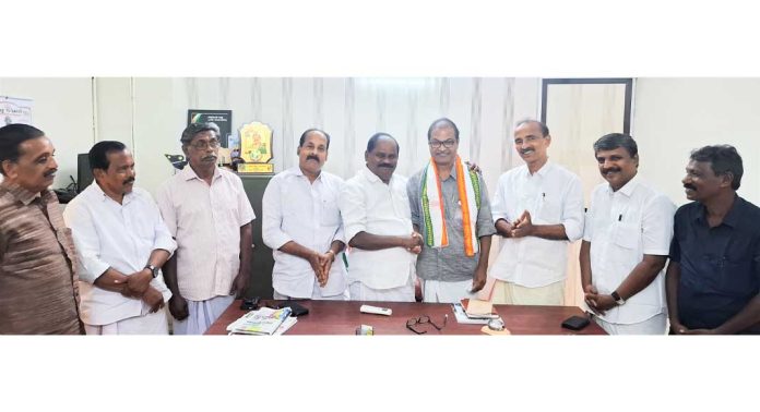 സി.പി.എം നേതാവ് പി.ജെ. ജോണ്സണ് കോണ്ഗ്രസ് അംഗത്വം സ്വീകരിച്ചു സി.പി.എം നേതാവ് പി.ജെ. ജോണ്സണ് കോണ്ഗ്രസ് അംഗത്വം സ്വീകരിച്ചു