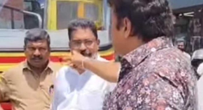 കൊല്ലത്ത് കെഎസ്ആർടിസി ബസ് തടഞ്ഞുനിർത്തി മന്ത്രി കെ.ബി ഗണേഷ് കുമാറിന്റെ മിന്നൽ പരിശോധന കൊല്ലത്ത് കെഎസ്ആർടിസി ബസ് തടഞ്ഞുനിർത്തി മന്ത്രി കെ.ബി ഗണേഷ് കുമാറിന്റെ മിന്നൽ പരിശോധന
