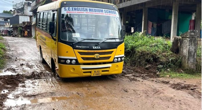 റാന്നിയില് റോഡിലെ കുഴിയില് വീണ് സ്കൂട്ടർ യാത്രികയ്ക്ക് ഗുരുതര പരിക്ക് റാന്നിയില് റോഡിലെ കുഴിയില് വീണ് സ്കൂട്ടർ യാത്രികയ്ക്ക് ഗുരുതര പരിക്ക്