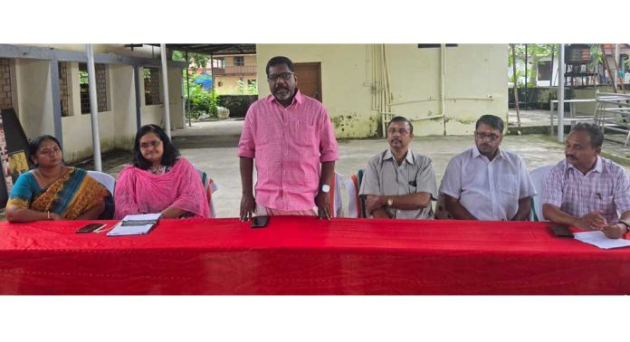 ശബരിമല തീര്ത്ഥാടനം : പന്തളത്ത് മികച്ച സൗകര്യം ഉറപ്പാക്കുമെന്ന് ചിറ്റയം ഗോപകുമാര് ശബരിമല തീര്ത്ഥാടനം : പന്തളത്ത് മികച്ച സൗകര്യം ഉറപ്പാക്കുമെന്ന് ചിറ്റയം ഗോപകുമാര്