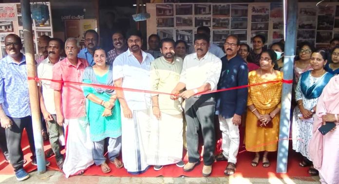 ശ്രദ്ധേയമായി പന്തളം തെക്കേക്കരയില് ചിത്ര പ്രദര്ശനം ശ്രദ്ധേയമായി പന്തളം തെക്കേക്കരയില് ചിത്ര പ്രദര്ശനം