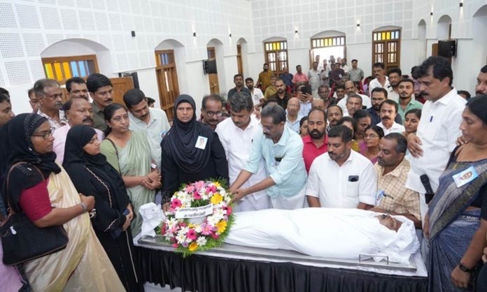 വിടപറഞ്ഞ കൗൺസിലർ എം.സി ഷെരീഫിന് നഗരസഭയുടെ ആദരം വിടപറഞ്ഞ കൗൺസിലർ എം.സി ഷെരീഫിന് നഗരസഭയുടെ ആദരം