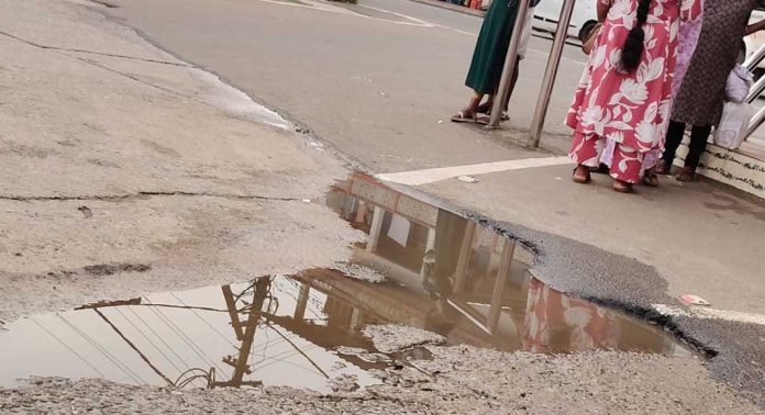 പനി ബാധിച്ച് ചികിത്സ തേടിയെത്തിയ വീട്ടമ്മയ്ക്ക് ബസ് സ്റ്റാൻഡിലെ കുഴിയിൽ കാൽ കുടുങ്ങി പരിക്കേറ്റു പനി ബാധിച്ച് ചികിത്സ തേടിയെത്തിയ വീട്ടമ്മയ്ക്ക് ബസ് സ്റ്റാൻഡിലെ കുഴിയിൽ കാൽ കുടുങ്ങി പരിക്കേറ്റു