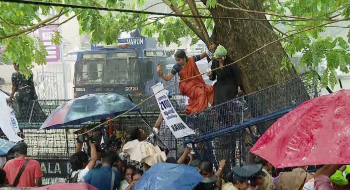 ആശാ വർക്കേഴ്സ് ക്ലിഫ് ഹൗസിലേക്ക് നടത്തിയ മാര്ച്ചിൽ സംഘര്ഷം ; പോലീസ് ജലപീരങ്കി പ്രയോഗിച്ചു ആശാ വർക്കേഴ്സ് ക്ലിഫ് ഹൗസിലേക്ക് നടത്തിയ മാര്ച്ചിൽ സംഘര്ഷം ; പോലീസ് ജലപീരങ്കി പ്രയോഗിച്ചു