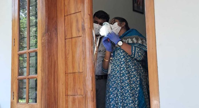 നാറാണംമൂഴിയിൽ വീട് കൊള്ളയടിച്ചു ; പത്ത് ലക്ഷത്തിലധികം നഷ്ടം നാറാണംമൂഴിയിൽ വീട് കൊള്ളയടിച്ചു ; പത്ത് ലക്ഷത്തിലധികം നഷ്ടം