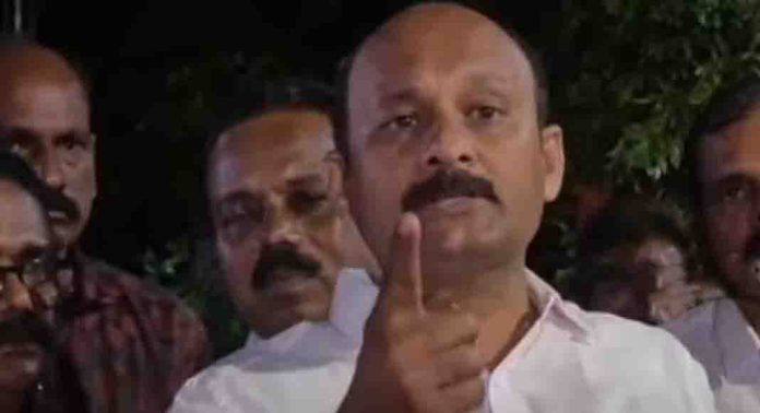 കോൺഗ്രസ് പ്രവർത്തകരുടെ മെക്കിട്ട് കയറുന്ന പോലീസ് ഉദ്യോഗസ്ഥരുടെ കയ്യും കാലും തല്ലിയൊടിക്കുമെന്ന് എറണാകുളം ഡിസിസി പ്രസിഡന്റ് കോൺഗ്രസ് പ്രവർത്തകരുടെ മെക്കിട്ട് കയറുന്ന പോലീസ് ഉദ്യോഗസ്ഥരുടെ കയ്യും കാലും തല്ലിയൊടിക്കുമെന്ന് എറണാകുളം ഡിസിസി പ്രസിഡന്റ്