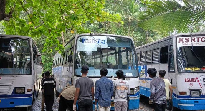 കർത്തവ്യവാരത്തിന്റെ ഭാഗമായി മല്ലപ്പള്ളി കെഎസ്ആർടിസി ബസുകളുടെ ശുചീകരണം നടത്തി കർത്തവ്യവാരത്തിന്റെ ഭാഗമായി മല്ലപ്പള്ളി കെഎസ്ആർടിസി ബസുകളുടെ ശുചീകരണം നടത്തി