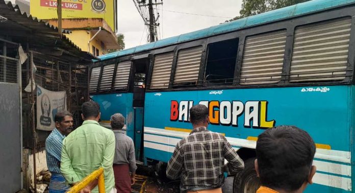 കോന്നിയിൽ സ്വകാര്യ ബസ് കടയിലേക്ക് ഇടിച്ചുകയറി കോന്നിയിൽ സ്വകാര്യ ബസ് കടയിലേക്ക് ഇടിച്ചുകയറി