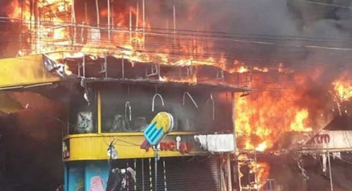 കണ്ണൂർ തളിപ്പറമ്പിലെ വ്യാപാര സമുച്ചയത്തിൽ ഉണ്ടായ തീപിടുത്തത്തിൽ 50 കോടിയുടെ നാശനഷ്ടം ഉണ്ടായതായി വിലയിരുത്തൽ കണ്ണൂർ തളിപ്പറമ്പിലെ വ്യാപാര സമുച്ചയത്തിൽ ഉണ്ടായ തീപിടുത്തത്തിൽ 50 കോടിയുടെ നാശനഷ്ടം ഉണ്ടായതായി വിലയിരുത്തൽ