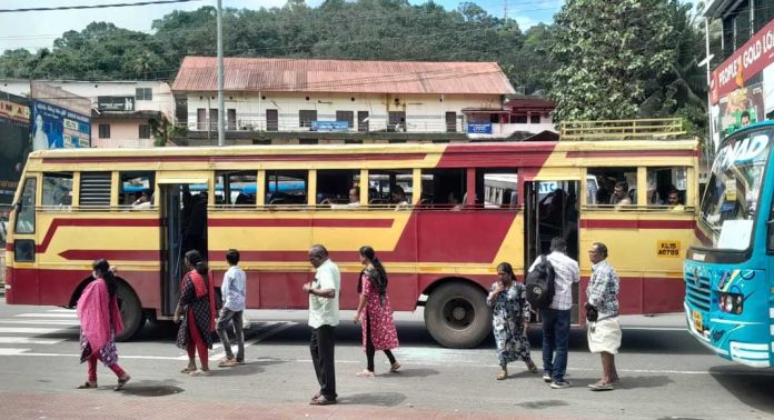കോന്നിയിൽ ബസ് റോഡിന് നടുവിൽ നിർത്തുന്നത് അപകടക്കെണിയാകുന്നു കോന്നിയിൽ ബസ് റോഡിന് നടുവിൽ നിർത്തുന്നത് അപകടക്കെണിയാകുന്നു