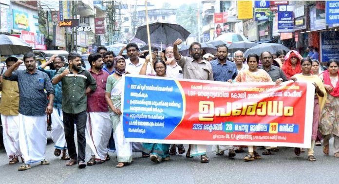 എൽ ഡി എഫിന്റെ നേതൃത്വത്തിൽ ഉപരോധസമരം സംഘടിപ്പിച്ചു എൽ ഡി എഫിന്റെ നേതൃത്വത്തിൽ ഉപരോധസമരം സംഘടിപ്പിച്ചു
