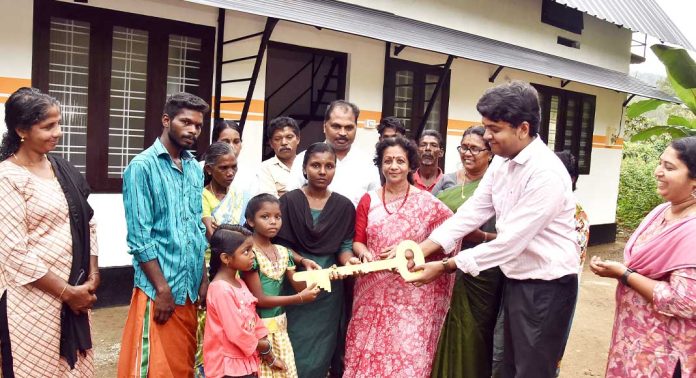 ഡോ. എം. എസ്. സുനിലിന്റെ 361 – മത് സ്നേഹഭവനം ആദിവാസി കുടുംബത്തിന് ഡോ. എം. എസ്. സുനിലിന്റെ 361 – മത് സ്നേഹഭവനം ആദിവാസി കുടുംബത്തിന്