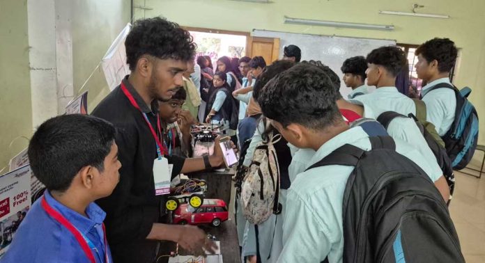 ജില്ലയിലെ വിവിധ ഇടങ്ങളില് ആരംഭിച്ച 13 സ്കില് ഡെവലപ്മെന്റ് സെന്റര് സ്റ്റാളില് കുട്ടികളുടെ മികച്ച പങ്കാളിത്തം ജില്ലയിലെ വിവിധ ഇടങ്ങളില് ആരംഭിച്ച 13 സ്കില് ഡെവലപ്മെന്റ് സെന്റര് സ്റ്റാളില് കുട്ടികളുടെ മികച്ച പങ്കാളിത്തം