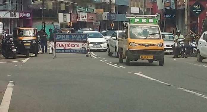 ഇട്ടിയപ്പാറ ടൗണ്ണിലെ വണ്വെ ബോര്ഡ് വലിയ വാഹനങ്ങള്ക്ക് ബുദ്ധിമുട്ട് സൃഷ്ടിക്കുന്നു ഇട്ടിയപ്പാറ ടൗണ്ണിലെ വണ്വെ ബോര്ഡ് വലിയ വാഹനങ്ങള്ക്ക് ബുദ്ധിമുട്ട് സൃഷ്ടിക്കുന്നു