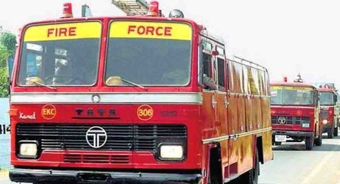 ഫുട്ബാള് കളിക്കുന്നതിനിടെ കിണറ്റില് വീണ 14കാരനെയും രക്ഷിക്കാനിറങ്ങി കുടുങ്ങിയ ആളെയും രക്ഷപെടുത്തി അഗ്നിരക്ഷാസേന ഫുട്ബാള് കളിക്കുന്നതിനിടെ കിണറ്റില് വീണ 14കാരനെയും രക്ഷിക്കാനിറങ്ങി കുടുങ്ങിയ ആളെയും രക്ഷപെടുത്തി അഗ്നിരക്ഷാസേന