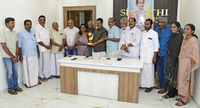 കോന്നിയൂർ രാധാകൃഷ്ണൻ രണ്ടാം ചരമവാർഷികവും പുരസ്കാര വിതരണവും നടത്തി കോന്നിയൂർ രാധാകൃഷ്ണൻ രണ്ടാം ചരമവാർഷികവും പുരസ്കാര വിതരണവും നടത്തി