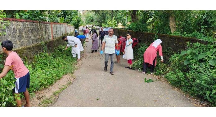 വൈദികൻ വെട്ടുകത്തിയും തൂമ്പയുമായി റോഡിലിറങ്ങിയപ്പോൾ ഇടവക ജനങ്ങളും ഒപ്പം കൂടി വൈദികൻ വെട്ടുകത്തിയും തൂമ്പയുമായി റോഡിലിറങ്ങിയപ്പോൾ ഇടവക ജനങ്ങളും ഒപ്പം കൂടി