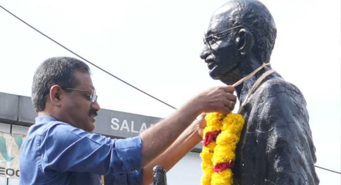 ഗാന്ധി ജയന്തി ദിനാഘോഷത്തോടനുബന്ധിച്ച് നഗരഹൃദയത്തിലെ ഗാന്ധി പ്രതിമയിൽ ഹാരാർപ്പണം നടത്തി ഗാന്ധി ജയന്തി ദിനാഘോഷത്തോടനുബന്ധിച്ച് നഗരഹൃദയത്തിലെ ഗാന്ധി പ്രതിമയിൽ ഹാരാർപ്പണം നടത്തി