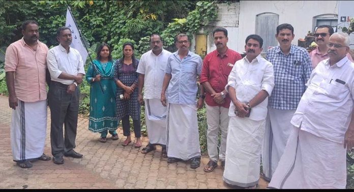 ഓട നിർമ്മാണത്തിന്റെ മറവിൽ വിൽപ്പന സാധനങ്ങൾ നശിപ്പിച്ചു ഓട നിർമ്മാണത്തിന്റെ മറവിൽ വിൽപ്പന സാധനങ്ങൾ നശിപ്പിച്ചു
