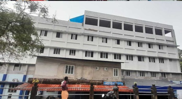 നിർമ്മാണ കാലാവധി കഴിഞ്ഞിട്ടും തുറന്നു നൽകാതെ കോന്നി താലൂക്ക് ആശുപത്രി കെട്ടിടം നിർമ്മാണ കാലാവധി കഴിഞ്ഞിട്ടും തുറന്നു നൽകാതെ കോന്നി താലൂക്ക് ആശുപത്രി കെട്ടിടം