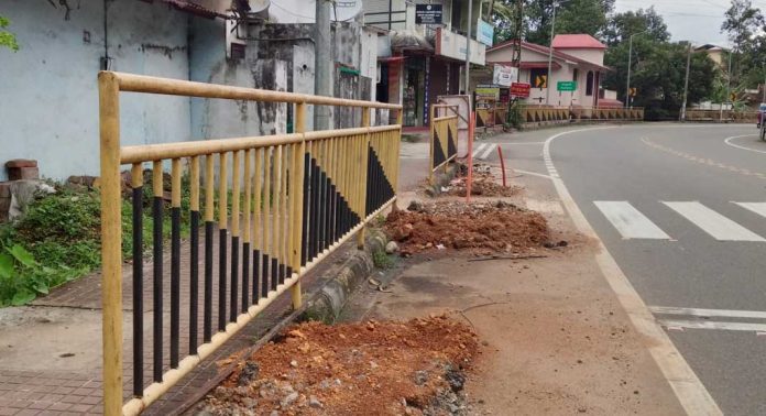 കേബിൾ കുഴികൾ യാത്രക്കാർക്ക് ഭീഷണി ആകുന്നു കേബിൾ കുഴികൾ യാത്രക്കാർക്ക് ഭീഷണി ആകുന്നു