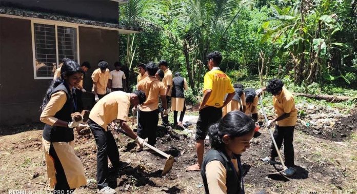 കാട് പിടിച്ചു കിടന്ന വെച്ചൂച്ചിറ പോലീസ് സ്റ്റേഷൻ പരിസരം വൃത്തിയാക്കി കാട് പിടിച്ചു കിടന്ന വെച്ചൂച്ചിറ പോലീസ് സ്റ്റേഷൻ പരിസരം വൃത്തിയാക്കി