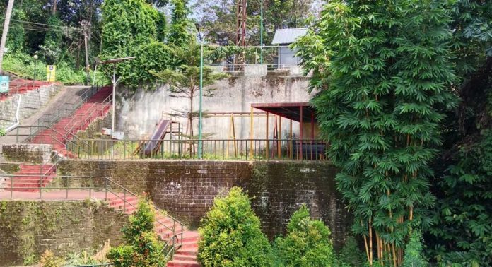ഒടുവില് അപകടകരമായ നിലയില് നിന്ന മുളകള് വെട്ടി നീക്കി അധികൃതര് ഒടുവില് അപകടകരമായ നിലയില് നിന്ന മുളകള് വെട്ടി നീക്കി അധികൃതര്