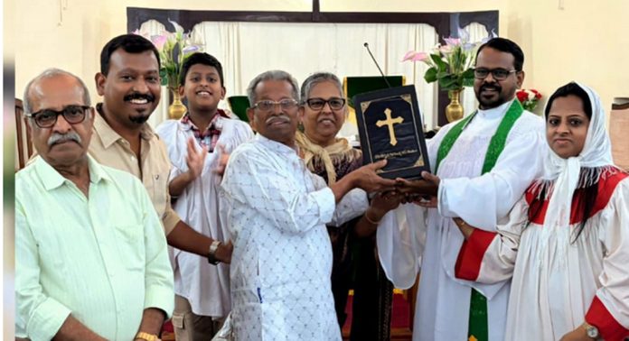 365 ദിവസം കൊണ്ട് 3424 പേജില് ബൈബിള് പഴയ നിയമവും പുതിയ നിയമവും എഴുതി പൂര്ത്തീകരിച്ചു 365 ദിവസം കൊണ്ട് 3424 പേജില് ബൈബിള് പഴയ നിയമവും പുതിയ നിയമവും എഴുതി പൂര്ത്തീകരിച്ചു