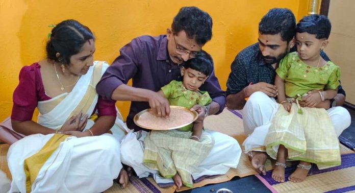 കോന്നിയിലെ വിവിധ ക്ഷേത്രങ്ങളിൽ വിജയ ദശമി ദിനത്തിൽ വിദ്യാരംഭ ചടങ്ങുകൾ നടന്നു കോന്നിയിലെ വിവിധ ക്ഷേത്രങ്ങളിൽ വിജയ ദശമി ദിനത്തിൽ വിദ്യാരംഭ ചടങ്ങുകൾ നടന്നു