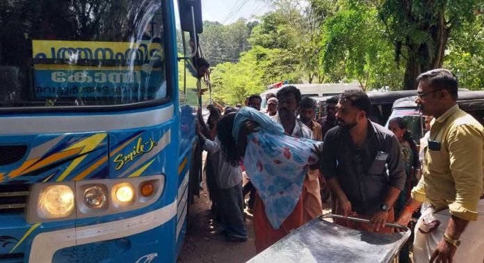 കുഴഞ്ഞുവീണ പെൺകുട്ടിയെ ബസിൽ ആശുപത്രിയിൽ എത്തിച്ച് ജീവനക്കാർ കുഴഞ്ഞുവീണ പെൺകുട്ടിയെ ബസിൽ ആശുപത്രിയിൽ എത്തിച്ച് ജീവനക്കാർ