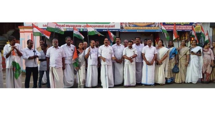 കോൺഗ്രസ് കമ്മിറ്റിയുടെ നേതൃത്വത്തിൽ മലയാലപ്പുഴയിൽ പ്രതിഷേധ യോഗവും പ്രകടനവും നടത്തി കോൺഗ്രസ് കമ്മിറ്റിയുടെ നേതൃത്വത്തിൽ മലയാലപ്പുഴയിൽ പ്രതിഷേധ യോഗവും പ്രകടനവും നടത്തി