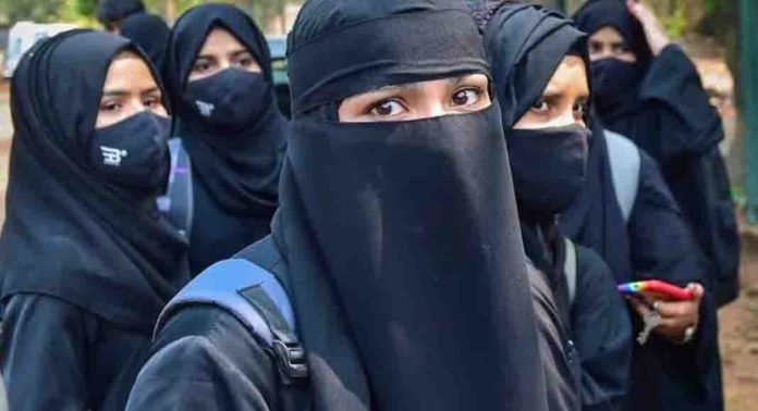 വിവാദമായ ഹിജാബ് നിരോധനം പിന്വലിച്ച് കര്ണാടക വിവാദമായ ഹിജാബ് നിരോധനം പിന്വലിച്ച് കര്ണാടക