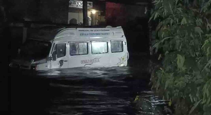 ഇടുക്കിയിൽ മഴ കനക്കുന്നു ; നിർത്തിയിട്ടിരുന്ന വാഹനങ്ങൾ ഒലിച്ചുപോയി ഇടുക്കിയിൽ മഴ കനക്കുന്നു ; നിർത്തിയിട്ടിരുന്ന വാഹനങ്ങൾ ഒലിച്ചുപോയി