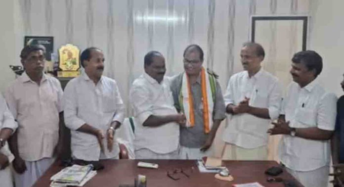 മന്ത്രി വീണാ ജോർജിനെ പരിഹസിച്ചതിന് നടപടി നേരിട്ട സിപിഎം നേതാവ് പി ജെ ജോൺസൺ കോൺഗ്രസിൽ മന്ത്രി വീണാ ജോർജിനെ പരിഹസിച്ചതിന് നടപടി നേരിട്ട സിപിഎം നേതാവ് പി ജെ ജോൺസൺ കോൺഗ്രസിൽ