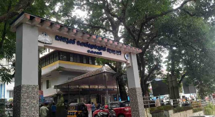 കോന്നി താലൂക്ക് ആശുപത്രി പരിസരം ഇരുട്ടിൽ കോന്നി താലൂക്ക് ആശുപത്രി പരിസരം ഇരുട്ടിൽ
