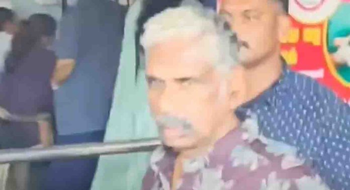 ചെടിച്ചട്ടിക്ക് കൈക്കൂലിവാങ്ങി ; കളിമൺ പാത്രനിർമാണ കോര്പറേഷൻ ചെയര്മാനെ നീക്കി ചെടിച്ചട്ടിക്ക് കൈക്കൂലിവാങ്ങി ; കളിമൺ പാത്രനിർമാണ കോര്പറേഷൻ ചെയര്മാനെ നീക്കി