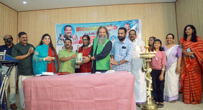 നീന സുരേഷ് രചിച്ച സൗഹാർദ്ദമല്ലിക പുസ്തകം പ്രകാശനം ചെയ്തു നീന സുരേഷ് രചിച്ച സൗഹാർദ്ദമല്ലിക പുസ്തകം പ്രകാശനം ചെയ്തു