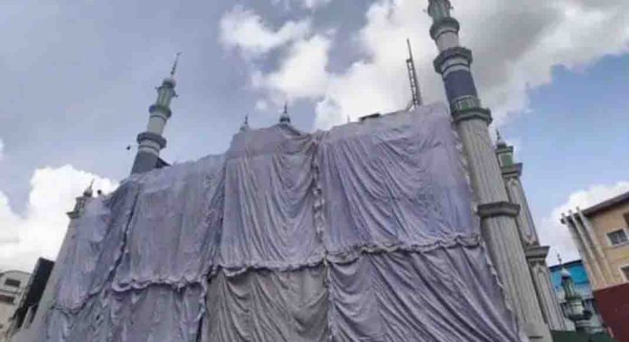 ദുർഗാ വിഗ്രഹ നിമഞ്ജന ഘോഷയാത്രയോടനുബന്ധിച്ച് ഹൈദരാബാദിലെ പള്ളികൾ വെള്ളത്തുണി ഉപയോഗിച്ച് മറച്ച് പള്ളി അധികൃതർ ദുർഗാ വിഗ്രഹ നിമഞ്ജന ഘോഷയാത്രയോടനുബന്ധിച്ച് ഹൈദരാബാദിലെ പള്ളികൾ വെള്ളത്തുണി ഉപയോഗിച്ച് മറച്ച് പള്ളി അധികൃതർ