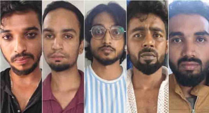 മയക്കുമരുന്നുമായി ചെക്പോസ്റ്റ് കടക്കാന് ശ്രമിക്കുന്നതിനിടെ ഇതര സംസ്ഥാനക്കാരായ നാല് യുവാക്കളെ പോലീസ് പിടികൂടി മയക്കുമരുന്നുമായി ചെക്പോസ്റ്റ് കടക്കാന് ശ്രമിക്കുന്നതിനിടെ ഇതര സംസ്ഥാനക്കാരായ നാല് യുവാക്കളെ പോലീസ് പിടികൂടി