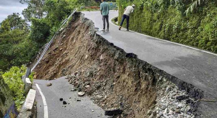 ഡാർജിലിങ്ങിൽ കനത്ത മഴയിലും വ്യാപകമായ മണ്ണിടിച്ചിലിലും മരണം 23 ആയി ഡാർജിലിങ്ങിൽ കനത്ത മഴയിലും വ്യാപകമായ മണ്ണിടിച്ചിലിലും മരണം 23 ആയി