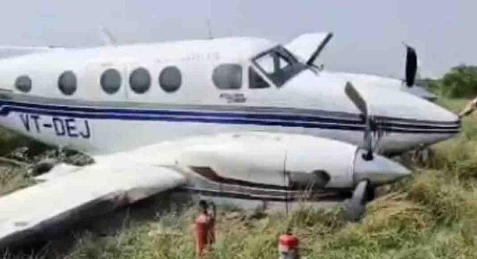 ടേക്ക് ഓഫിനിടെ സ്വകാര്യ വിമാനം റണ്വെയില് നിന്ന് തെന്നിമാറി ടേക്ക് ഓഫിനിടെ സ്വകാര്യ വിമാനം റണ്വെയില് നിന്ന് തെന്നിമാറി