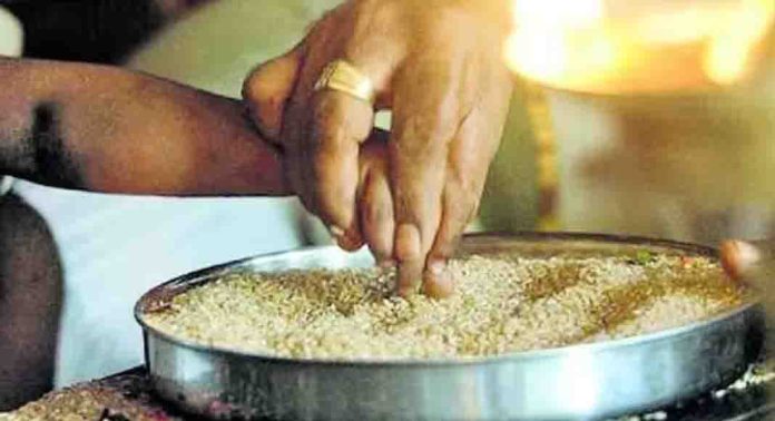 ഇന്ന് വിജയദശമി ; അറിവിന്റെ അദ്യാക്ഷരം കുറിക്കാൻ കുരുന്നുകൾ ഇന്ന് വിജയദശമി ; അറിവിന്റെ അദ്യാക്ഷരം കുറിക്കാൻ കുരുന്നുകൾ