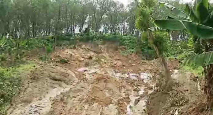കൊല്ലം പുനലൂരില് കനത്ത മഴയില് വൻ മണ്ണിടിച്ചില് കൊല്ലം പുനലൂരില് കനത്ത മഴയില് വൻ മണ്ണിടിച്ചില്