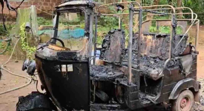 ആനക്കരയിൽ വീട്ടുമുറ്റത്ത് നിർത്തിയിട്ട ഓട്ടോറിക്ഷ പൂർണ്ണമായി കത്തി നശിച്ചു ആനക്കരയിൽ വീട്ടുമുറ്റത്ത് നിർത്തിയിട്ട ഓട്ടോറിക്ഷ പൂർണ്ണമായി കത്തി നശിച്ചു