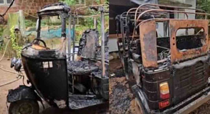 മുറ്റത്ത് നിർത്തിയിട്ട ഓട്ടോറിക്ഷ കത്തി നശിച്ച നിലയിൽ മുറ്റത്ത് നിർത്തിയിട്ട ഓട്ടോറിക്ഷ കത്തി നശിച്ച നിലയിൽ