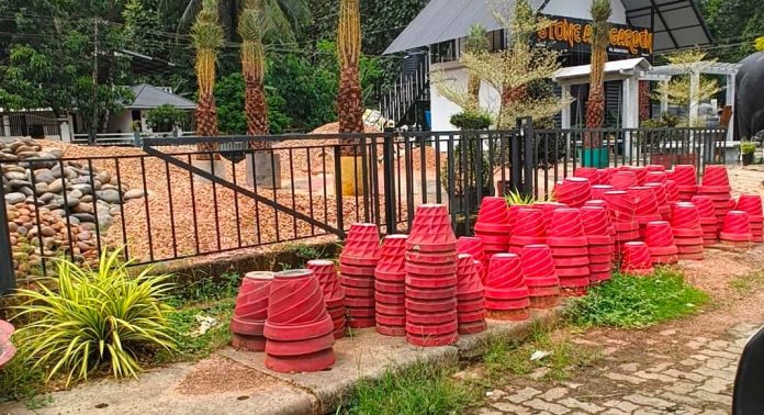 റാന്നി വാളിപ്ലാക്കൽ പടിയില് സ്വകാര്യ വ്യക്തി റോഡും നടപ്പാതയും കയ്യേറി റാന്നി വാളിപ്ലാക്കൽ പടിയില് സ്വകാര്യ വ്യക്തി റോഡും നടപ്പാതയും കയ്യേറി