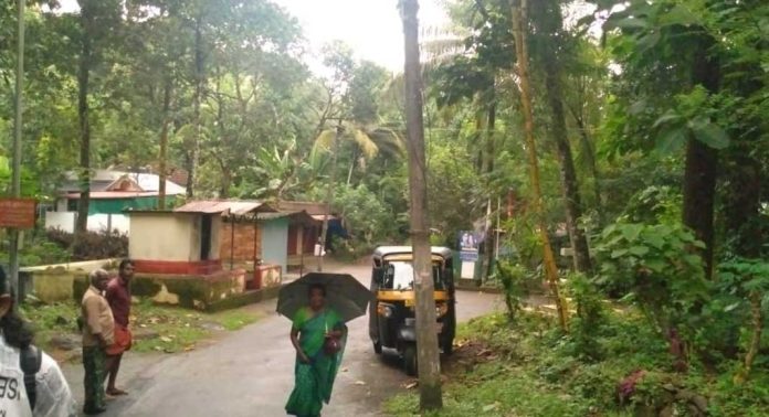 ചേത്തയ്ക്കല്-കൂത്താട്ടുകുളം എം.എല്.എ റോഡില് വൈദ്യുതി തൂണ് ഗതാഗത തടസം സൃഷ്ടിച്ചു നില്ക്കുന്നു ചേത്തയ്ക്കല്-കൂത്താട്ടുകുളം എം.എല്.എ റോഡില് വൈദ്യുതി തൂണ് ഗതാഗത തടസം സൃഷ്ടിച്ചു നില്ക്കുന്നു