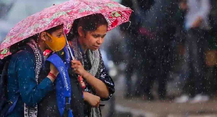 സംസ്ഥാനത്ത് തുലാമഴയിൽ പലയിടത്തും നാശനഷ്ടങ്ങളെന്ന് റിപ്പോർട്ട് സംസ്ഥാനത്ത് തുലാമഴയിൽ പലയിടത്തും നാശനഷ്ടങ്ങളെന്ന് റിപ്പോർട്ട്