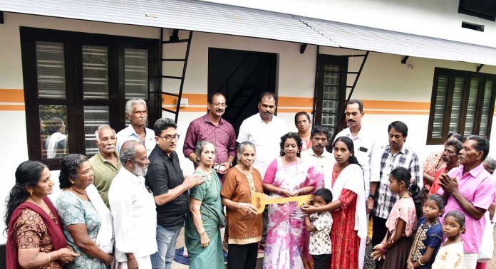 ഡോ. എം. എസ്. സുനിലിന്റെ 362- മത് സ്നേഹഭവനം ആദിവാസി വിഭാഗത്തിൽപ്പെട്ട പ്രിയമോഹനനും മൂന്ന് കുഞ്ഞുങ്ങൾക്കും ഡോ. എം. എസ്. സുനിലിന്റെ 362- മത് സ്നേഹഭവനം ആദിവാസി വിഭാഗത്തിൽപ്പെട്ട പ്രിയമോഹനനും മൂന്ന് കുഞ്ഞുങ്ങൾക്കും