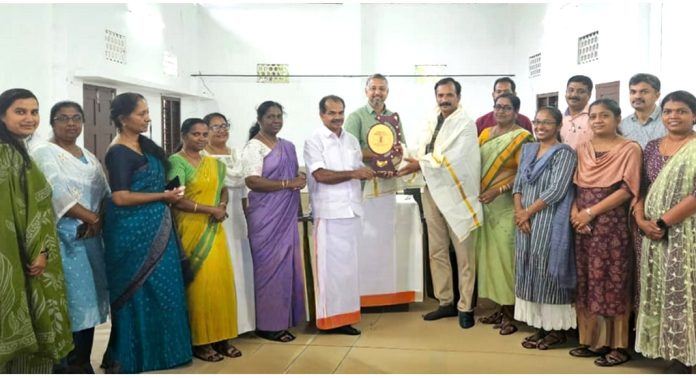റാന്നി ബി.പി.സി ഷാജി എ. സലാമിനെ വെച്ചൂച്ചിറ ക്ലസ്റ്റർ റിസോഴ്സ് സെന്റർ ആദരിച്ചു റാന്നി ബി.പി.സി ഷാജി എ. സലാമിനെ വെച്ചൂച്ചിറ ക്ലസ്റ്റർ റിസോഴ്സ് സെന്റർ ആദരിച്ചു